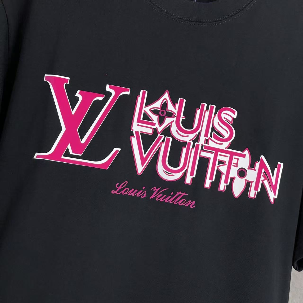 Louis Vuitton T-Shirt pink rubble printed logo designed