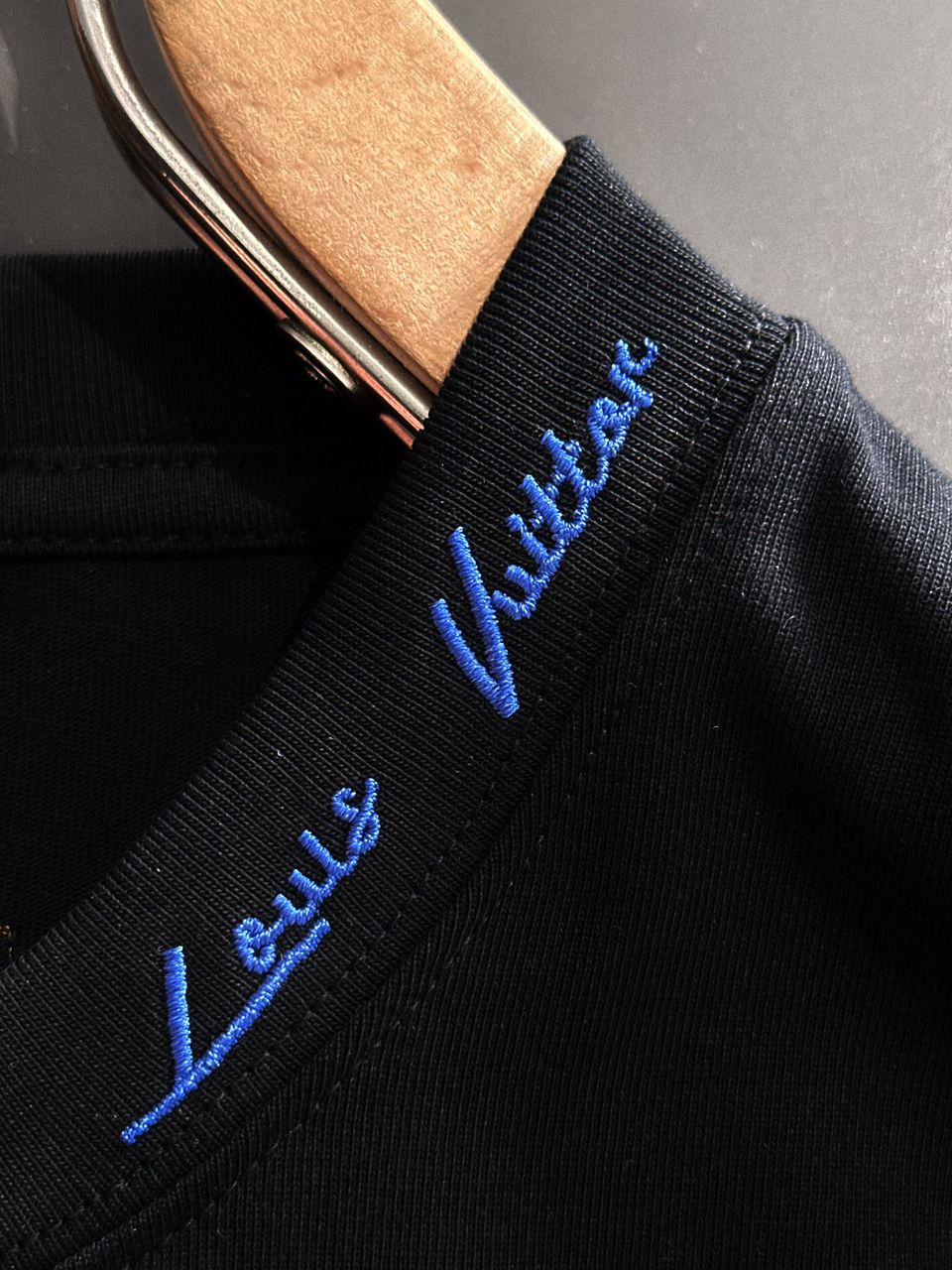 Louis Vuitton T-Shirt logo with embroidered neck/logo