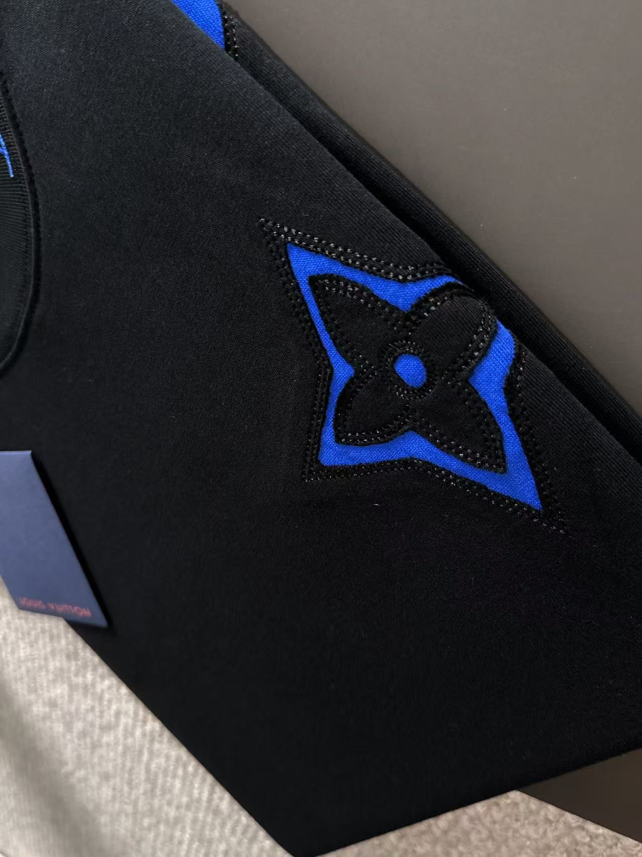 Louis Vuitton T-Shirt logo with embroidered neck/logo