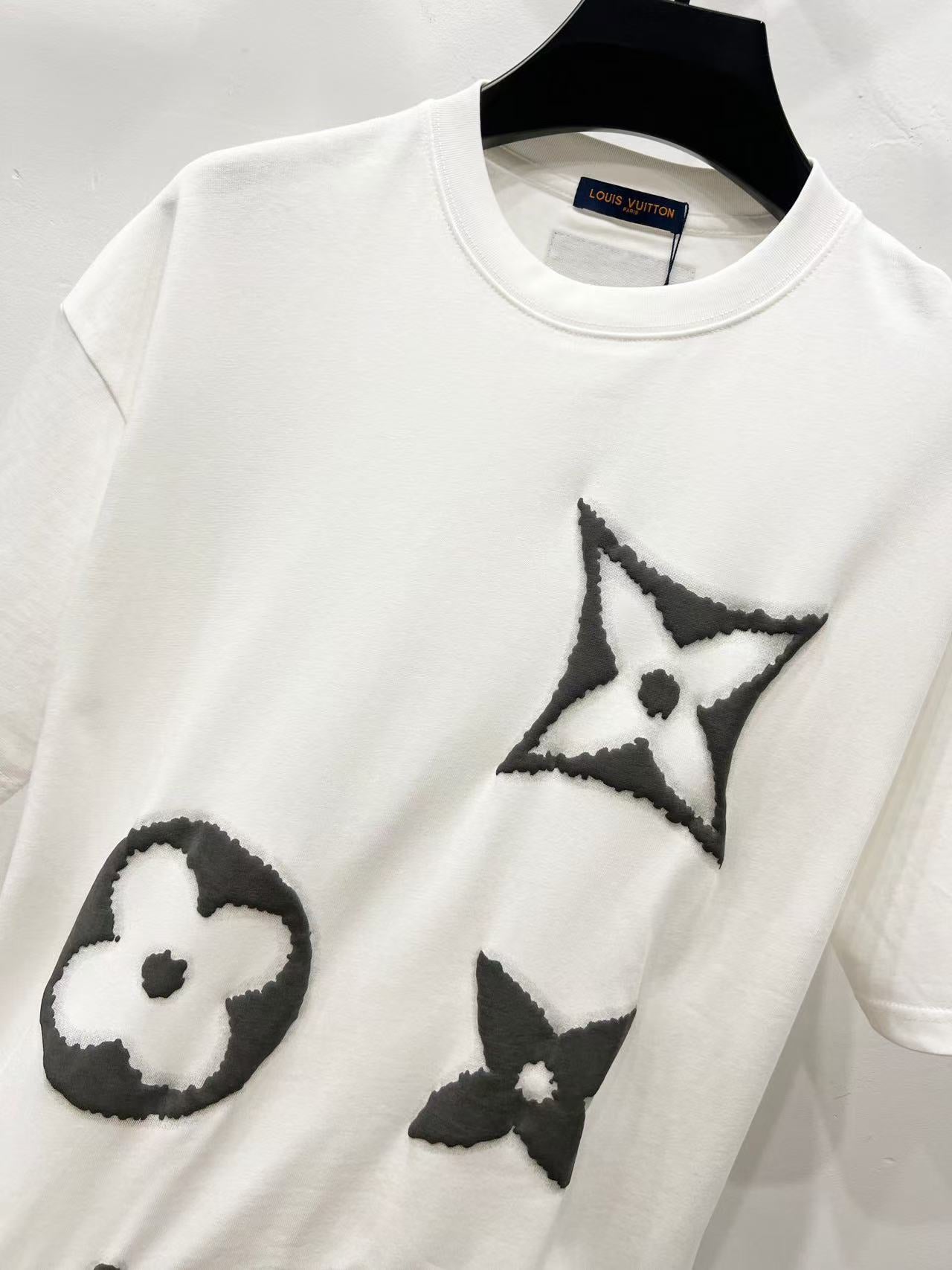 Louis Vuitton T-Shirt with embroidered fur designed logo
