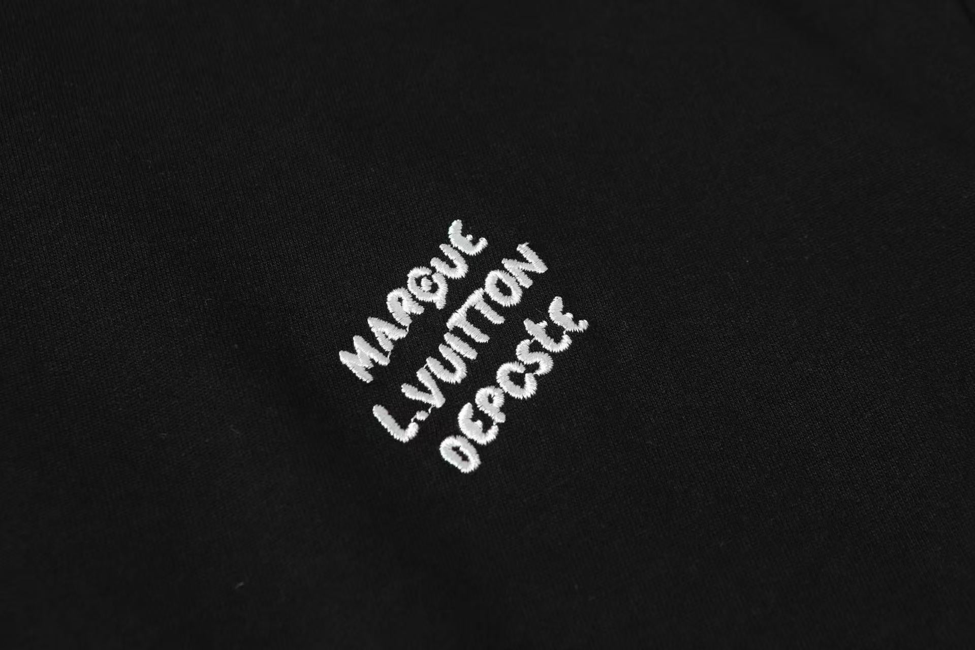 Louis Vuitton T-Shirt logo with marque LV logo embroidered